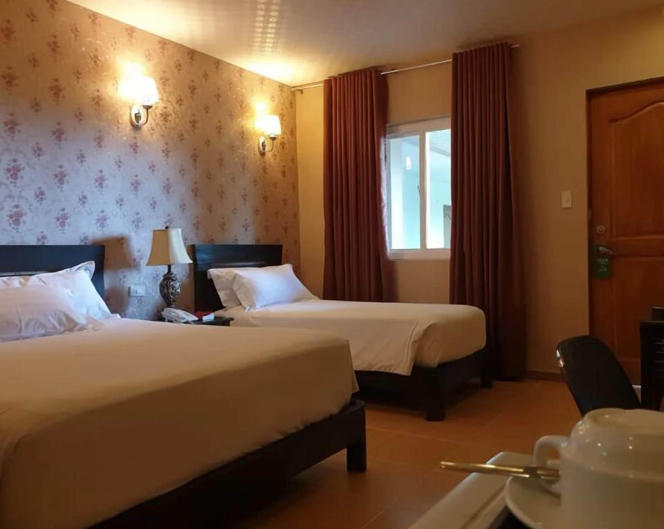 Deluxe Triple Room | Desk, iron/ironing board, free WiFi