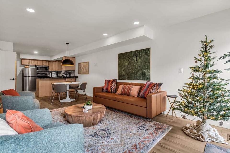 Living room: Gas fireplace, Smart TV (50"), full pull-out sofa