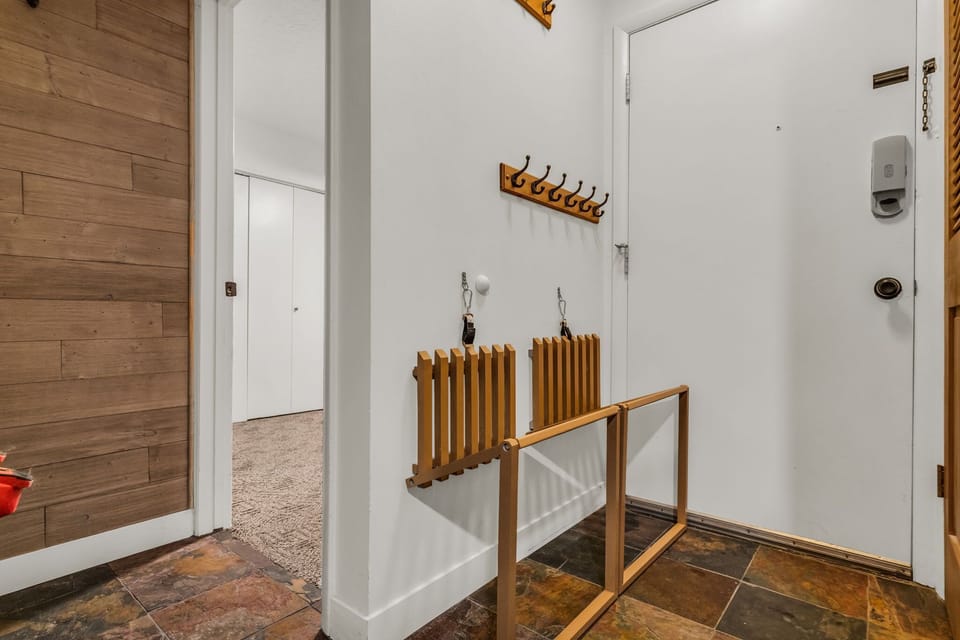 Entryway: Fold-out ski bench, boot warmers, ski hangers