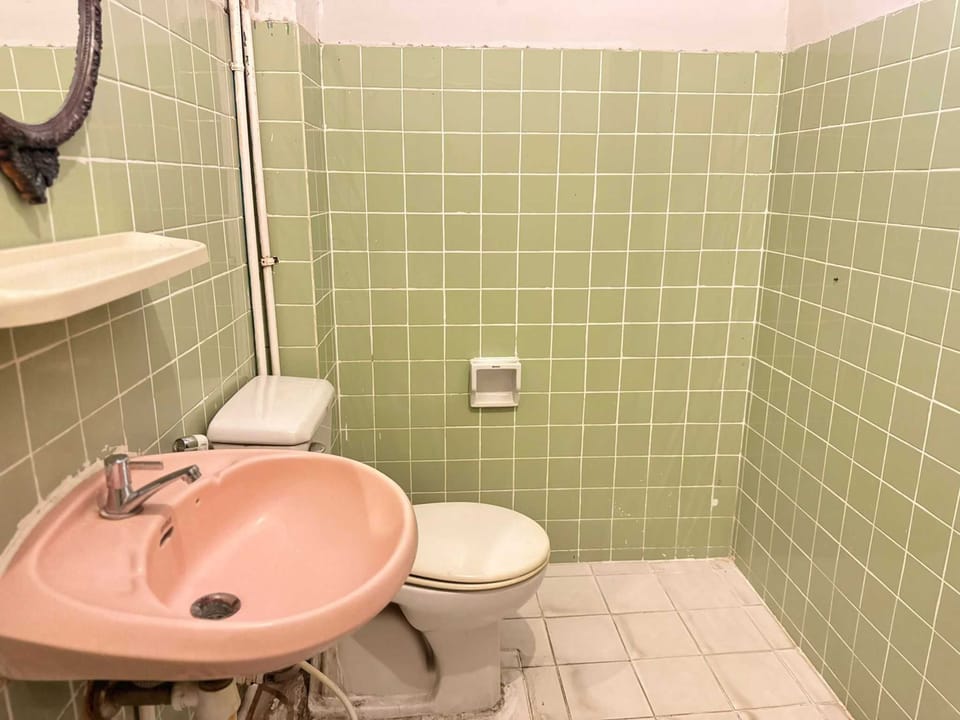 Basic Double Room | Bathroom | Shower, towels, soap, shampoo