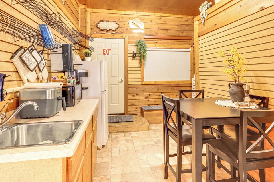 Kitchenette | Dining Area | Cooking Basics | Dishware/Flatware | Coffee Maker