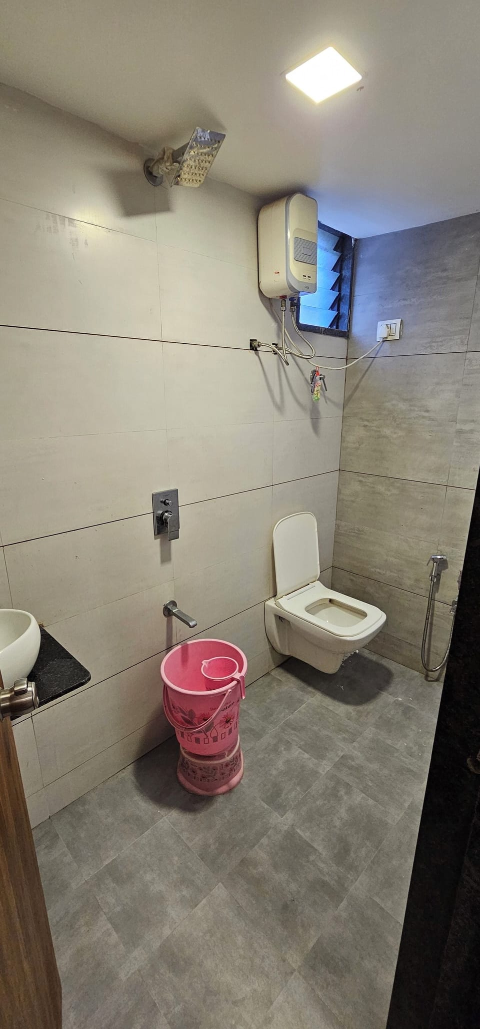 Deluxe Room, City View | Bathroom | Shower, slippers