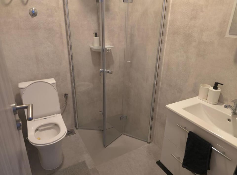 House (Twin Room 7) | Bathroom | Shower, towels