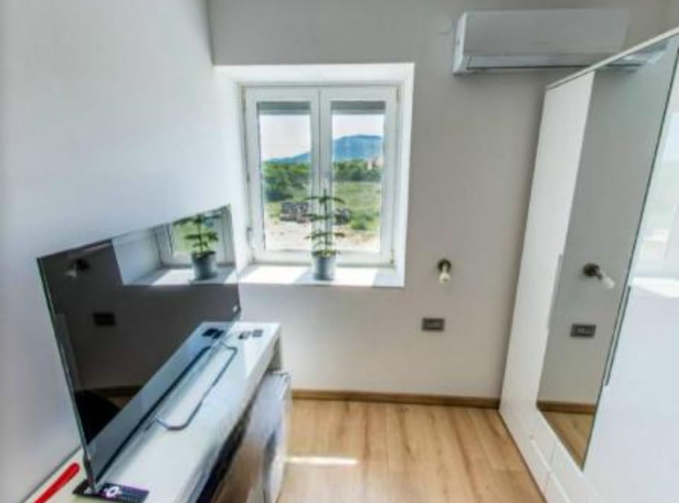 7 bedrooms, soundproofing, cribs/infant beds