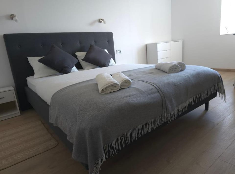 7 bedrooms, soundproofing, cribs/infant beds