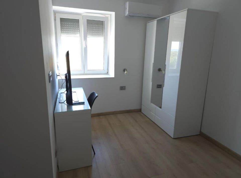 7 bedrooms, soundproofing, cribs/infant beds