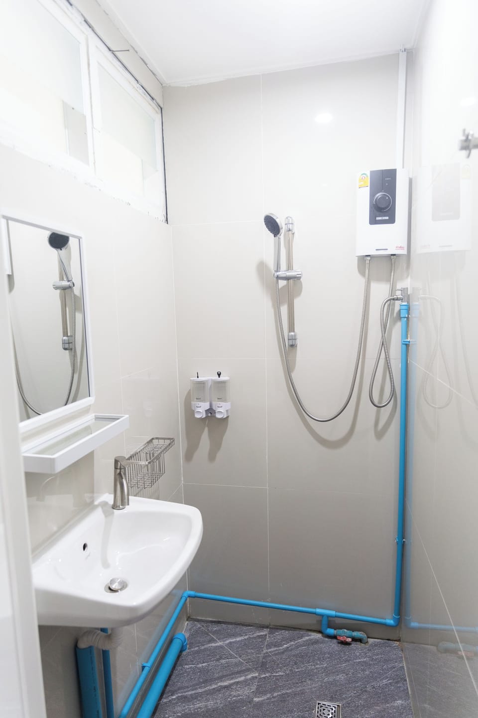 Deluxe Suite | Bathroom | Hair dryer, towels, soap, shampoo