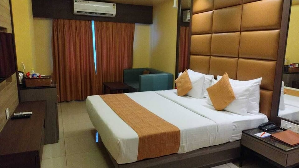 Double Room | Minibar, in-room safe, iron/ironing board, free WiFi