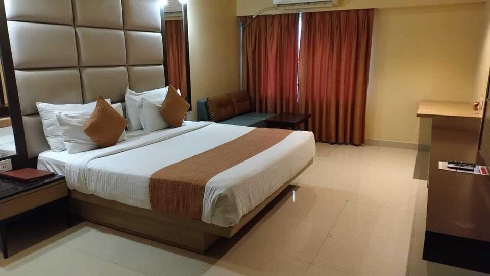 Double Room | Minibar, in-room safe, iron/ironing board, free WiFi