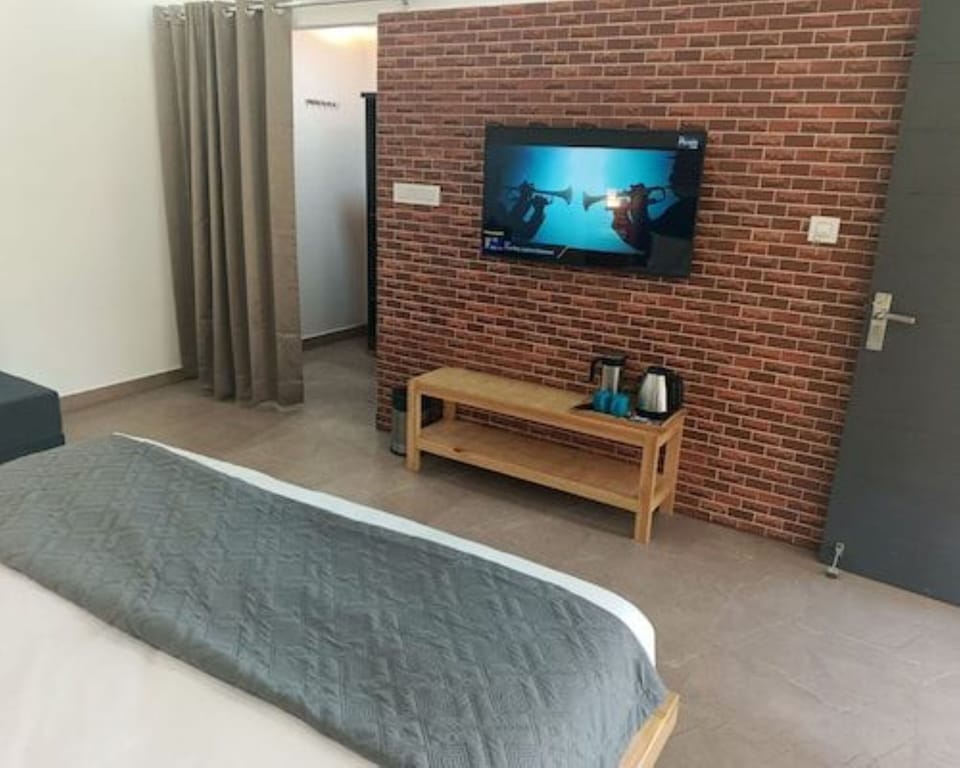 Family Room | Desk, rollaway beds, free WiFi, bed sheets