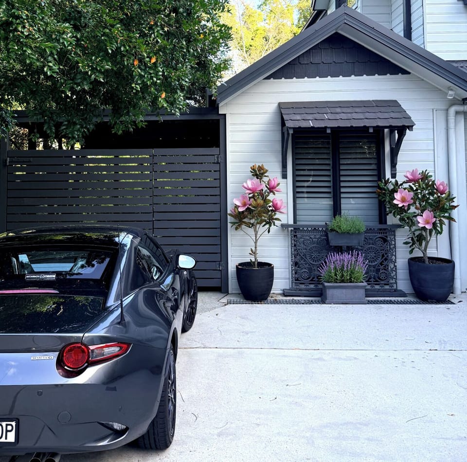 Private designer guesthouse with seperate self checkin and parking space.