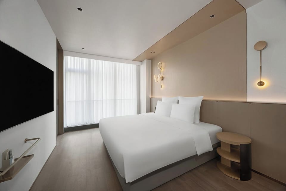 Premium bedding, Select Comfort beds, free minibar, in-room safe