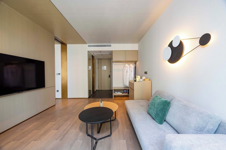 Premium bedding, Select Comfort beds, free minibar, in-room safe