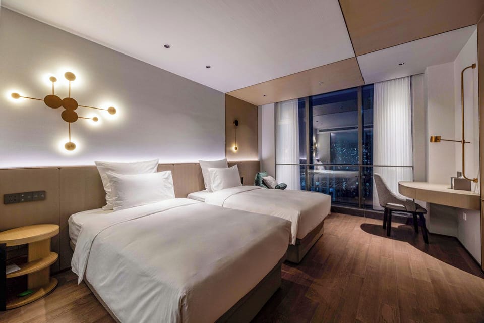 Premium bedding, Select Comfort beds, free minibar, in-room safe