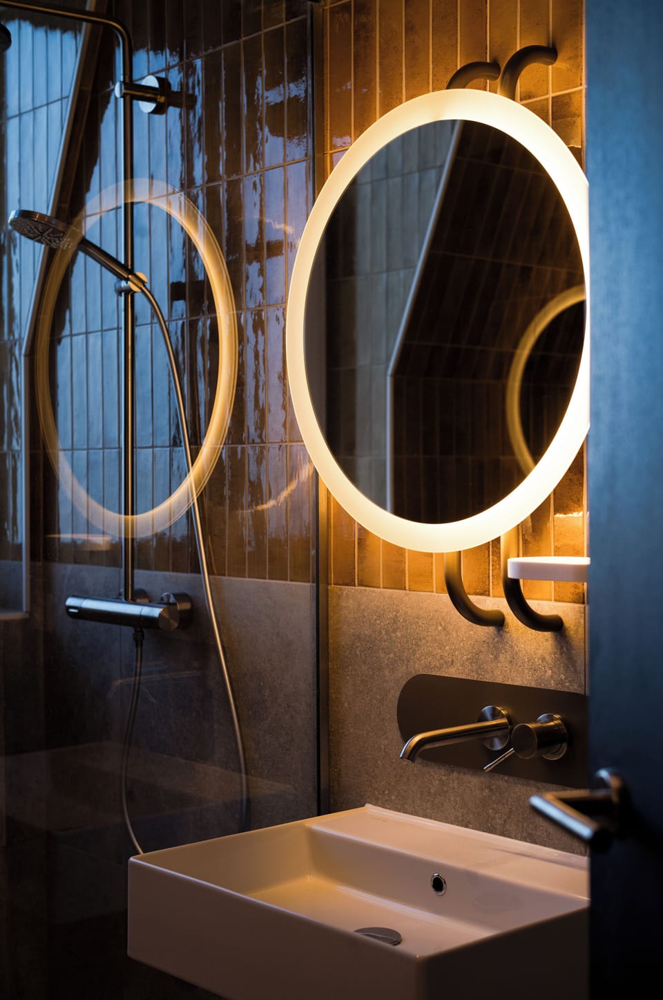 Superior Room, 1 Queen Bed | Bathroom | Rainfall showerhead, free toiletries, hair dryer, towels