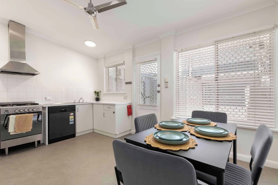Kitchen & Dining