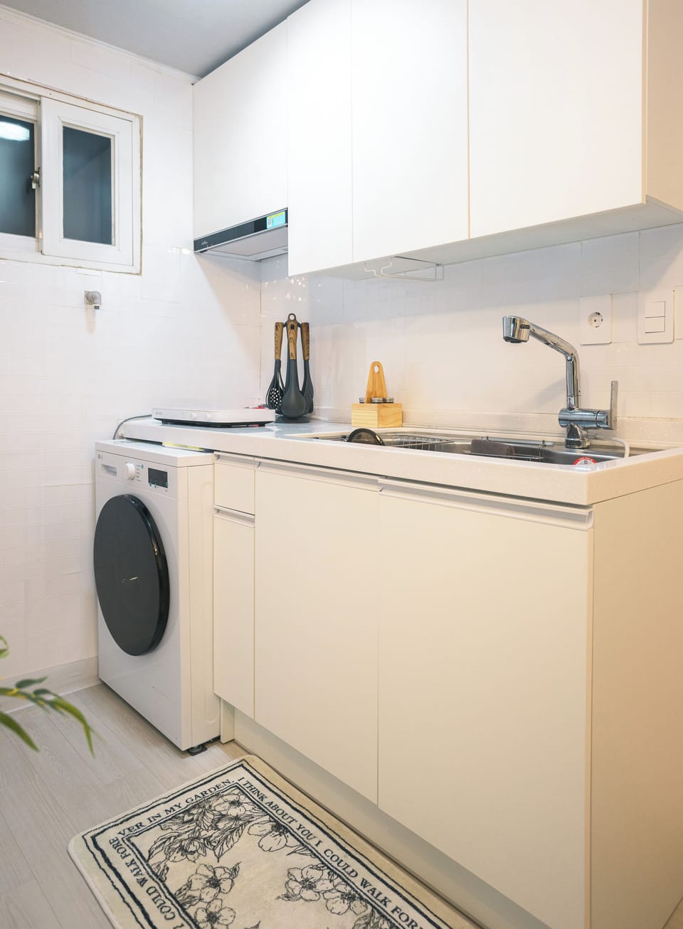 sink, cupboard, washing machine, cookware, induction cooktop