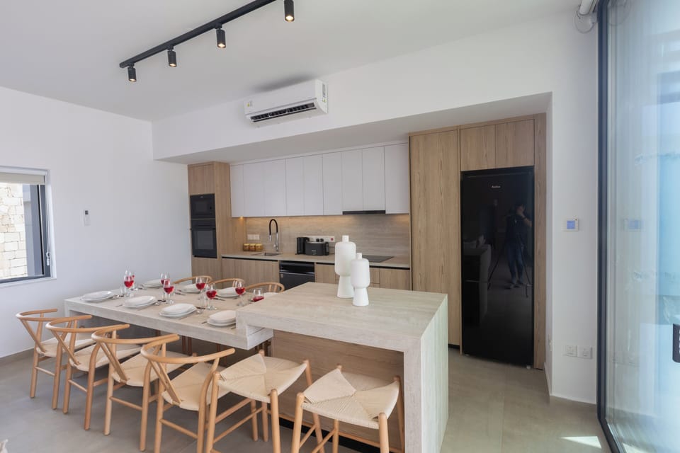 Villa, 5 Bedrooms, Private Pool, Garden View | Dining room