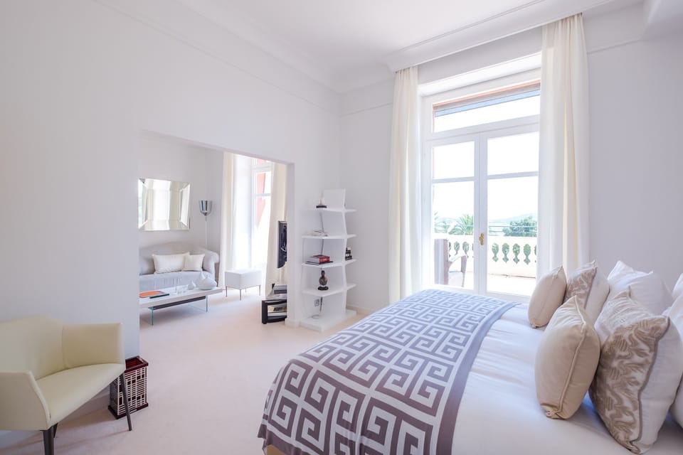Junior Suite | Hypo-allergenic bedding, in-room safe, individually decorated
