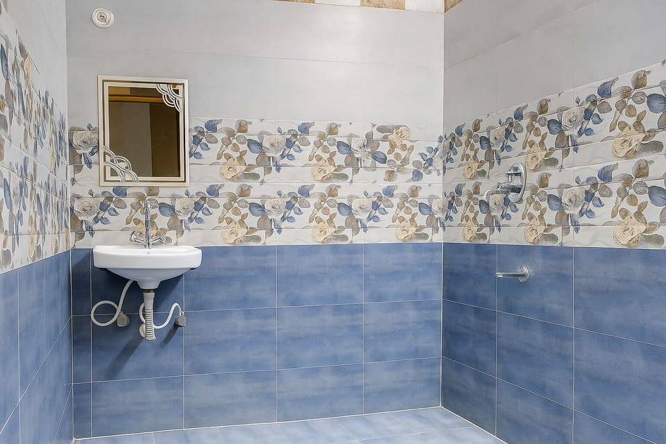 Family Suite | Bathroom | Bathtub, free toiletries, towels, soap