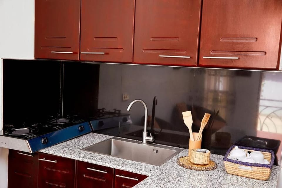 Classic Apartment, Garden View | Private kitchen | Microwave, oven, coffee/tea maker, cookware/dishes/utensils