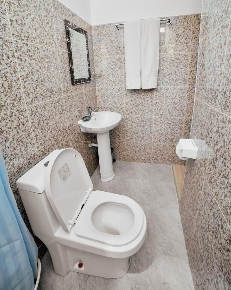 Classic Apartment, Garden View | Bathroom | Shower, free toiletries, towels, soap