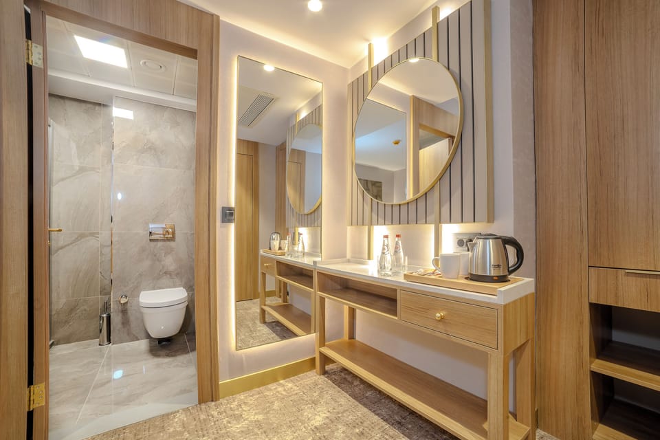Economy Double or Twin Room | Bathroom | Shower, hair dryer, slippers, towels