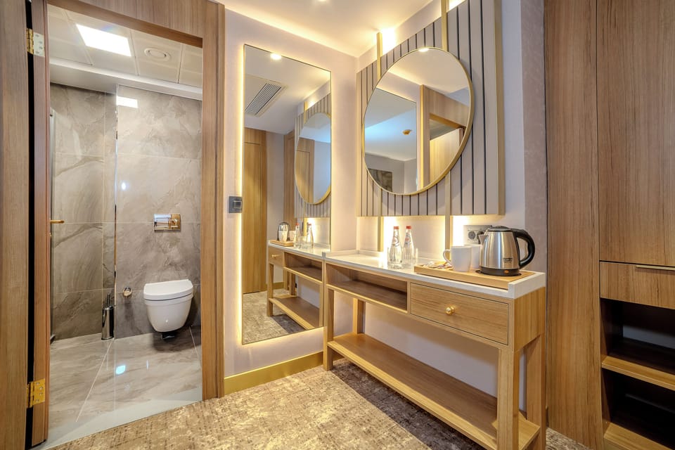 Economy Double or Twin Room | Bathroom | Shower, hair dryer, slippers, towels