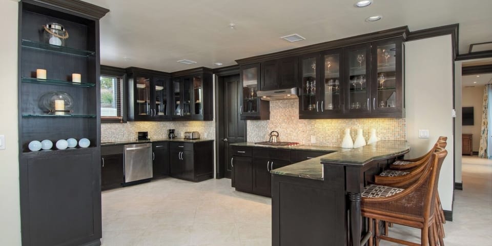 Mix cocktails and snacks at the stylish breakfast bar.
