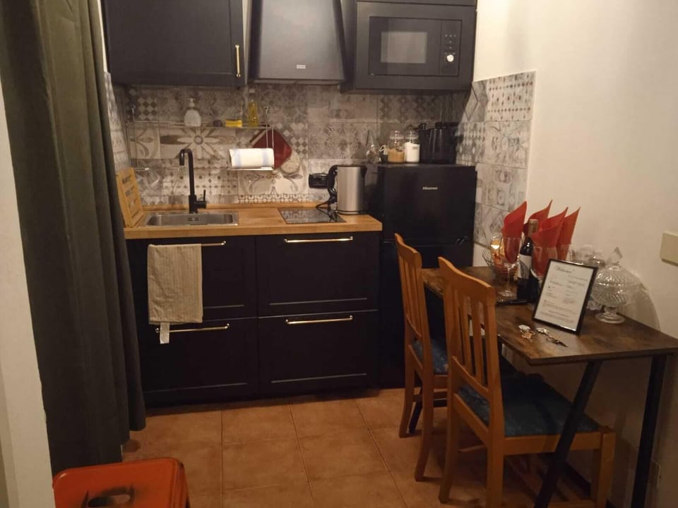 Design Condo | Private kitchen | Mini-fridge, coffee/tea maker, electric kettle