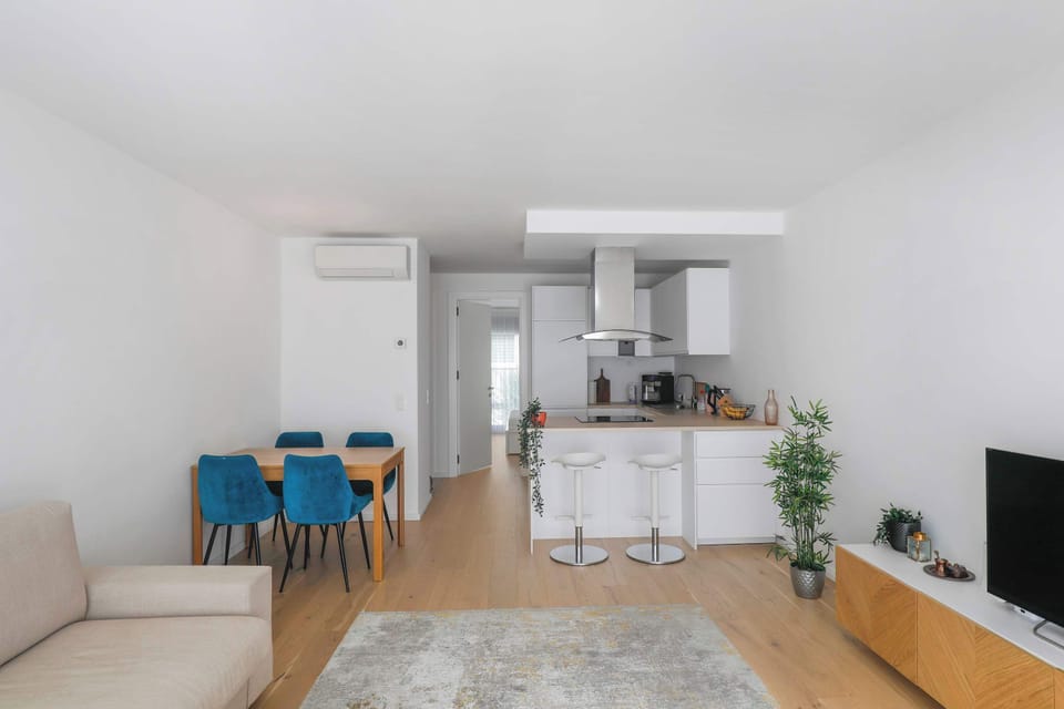 Open-Concept Living & Dining Area with Full Kitchen — Ideal for Working Professionals or Relaxed Family Dinners