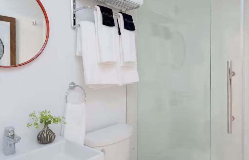 Freshen up in a spotless bath with fluffy hotel towels.