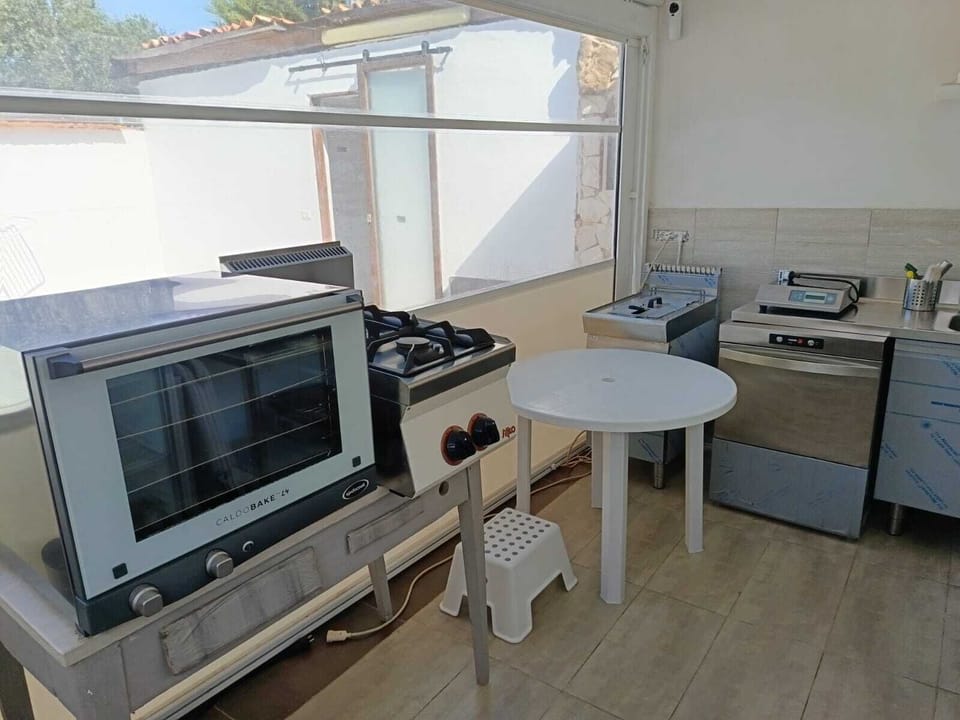 Villa, Patio, Garden View | Private kitchen | Fridge, microwave, oven, stovetop