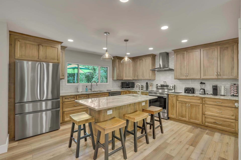 Beautifully appointed, fully equipped kitchen with a central island