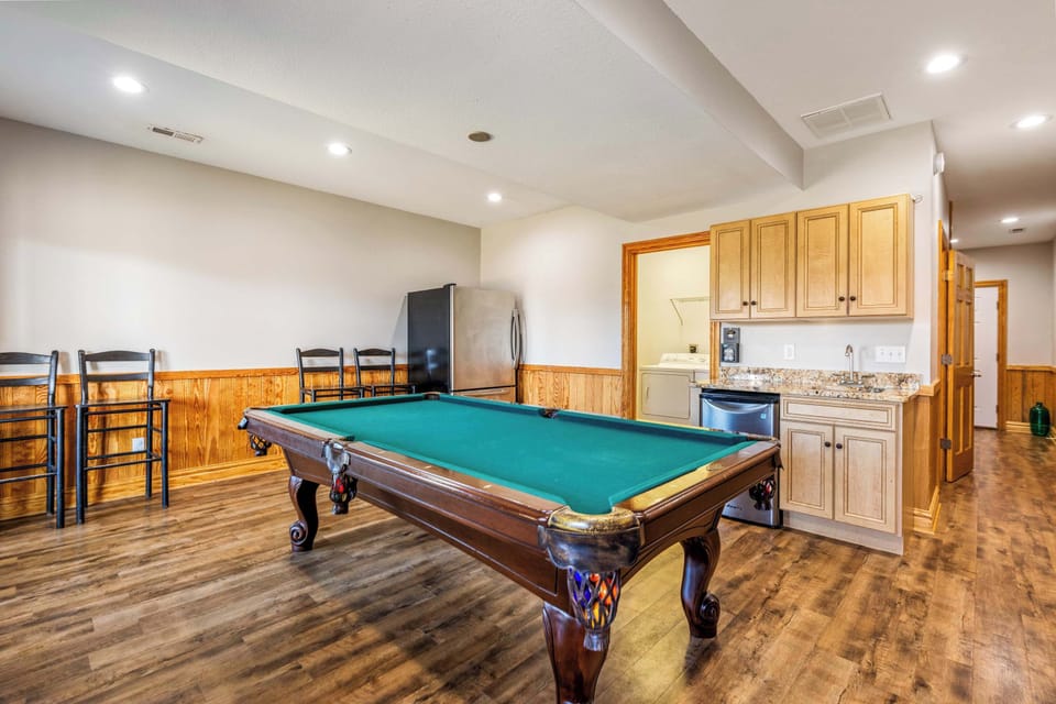 Game Room w/ Kitchenette & Full Size Fridge
