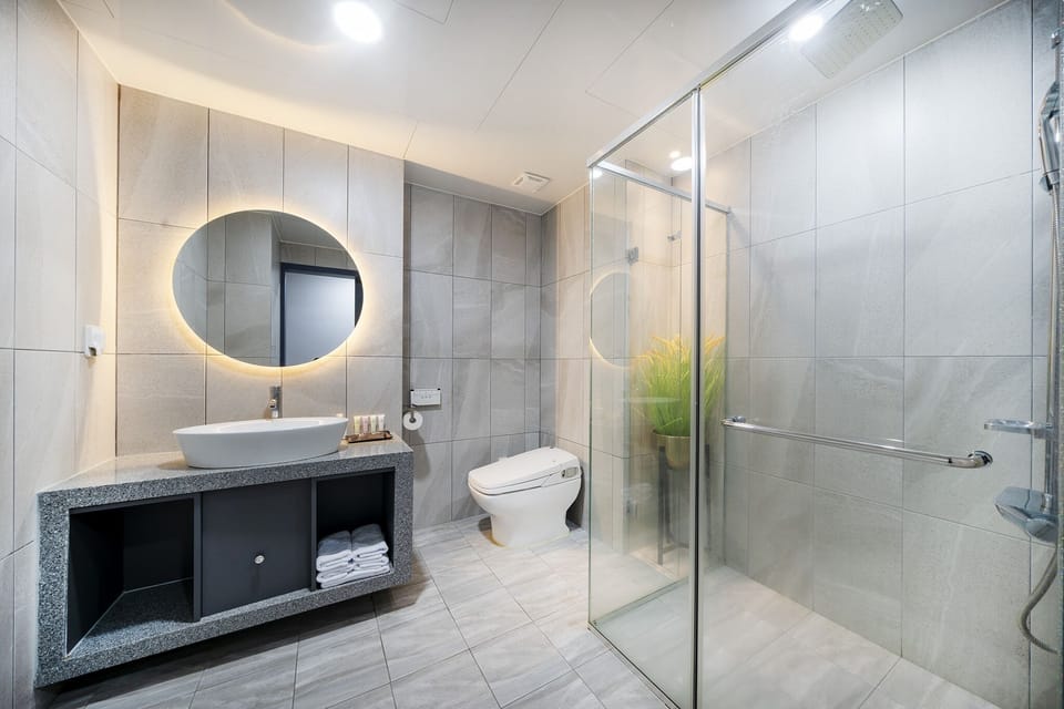 Deluxe Twin Room | Bathroom | Free toiletries, hair dryer, bathrobes, slippers