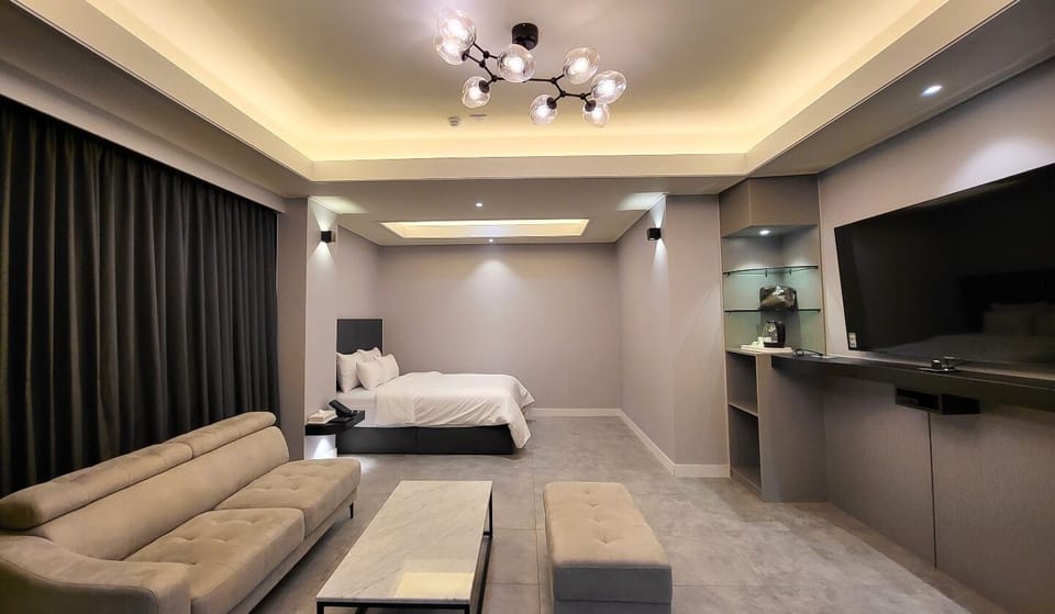 Luxury Suite Room | Premium bedding, minibar, blackout drapes, soundproofing