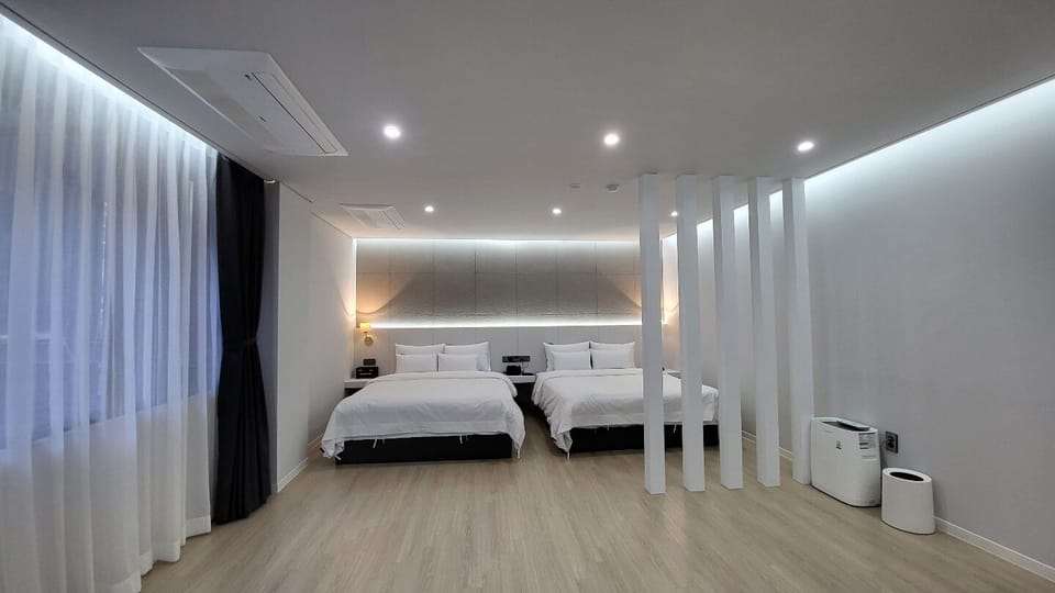 Royal Suite Twin Room | Premium bedding, minibar, blackout drapes, soundproofing