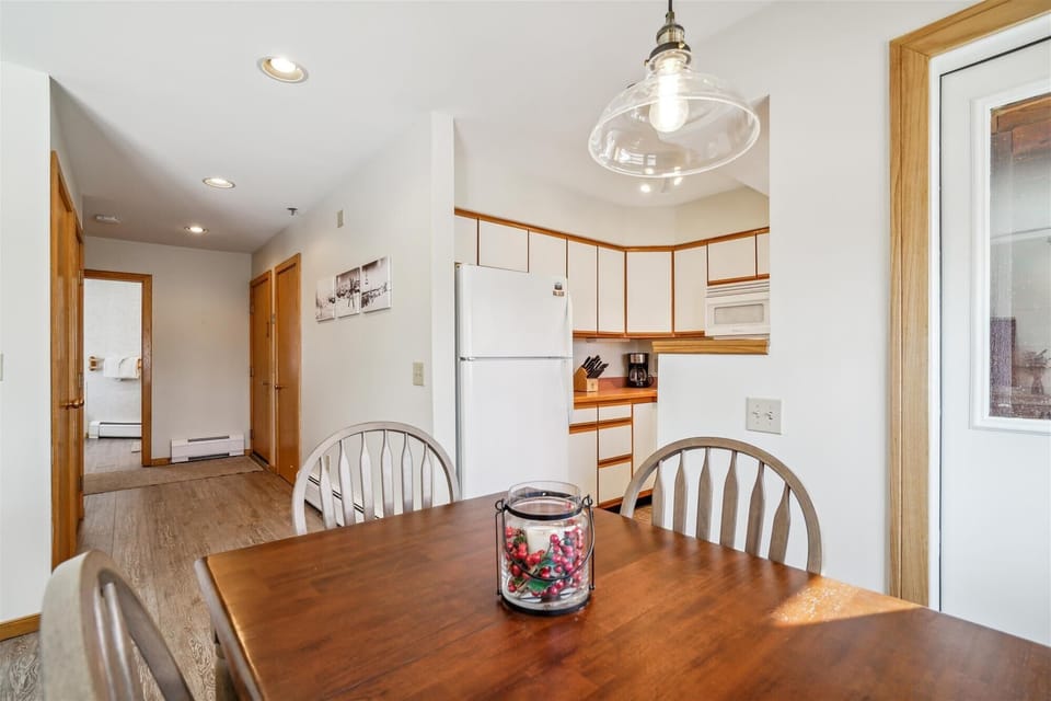 Conveniently located beside the kitchen, perfect for casual breakfasts or après-ski dinners.