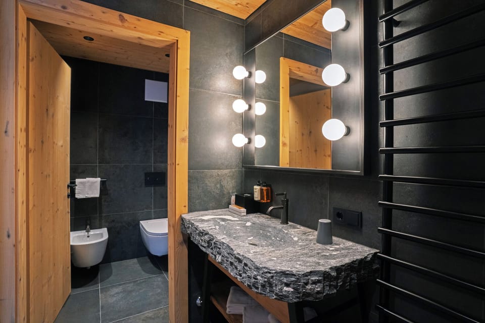 Camera Comfort con Sauna | Bathroom | Shower, hair dryer, slippers, towels