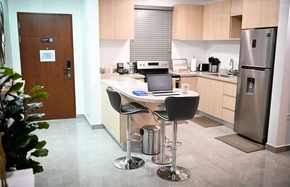 Deluxe Condo | Dining room