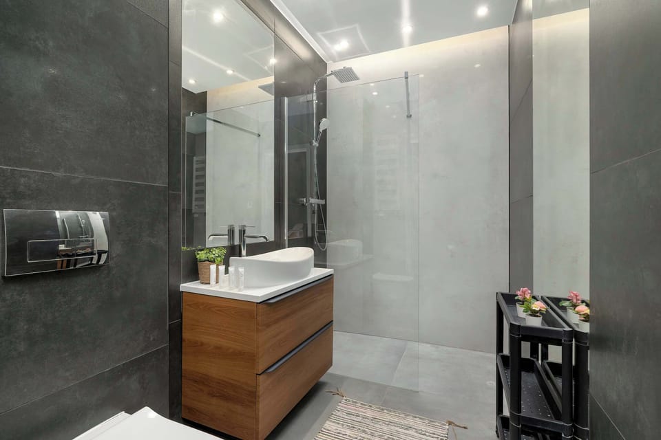The bathroom's modern amenities ensure a comfortable stay.