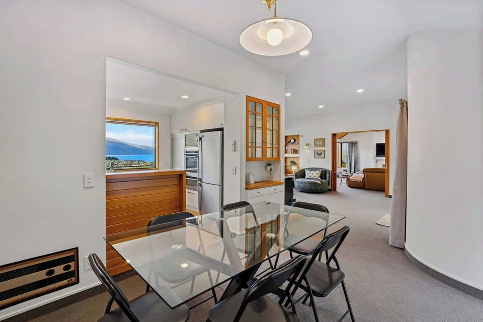 Dining with a view – Enjoy meals with stunning lake and mountain scenery just beyond the kitchen window.