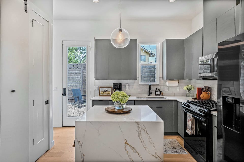 Kitchen with marble island and direct access to the backyard