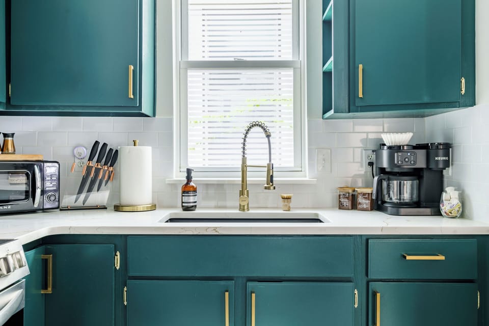 Full-size fridge, microwave, oven, stovetop