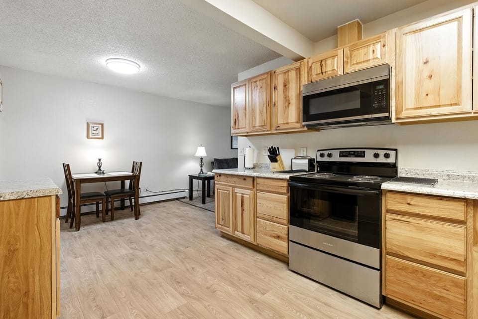 House, 5 Bedrooms | Private kitchen | Fridge, oven, coffee/tea maker, toaster
