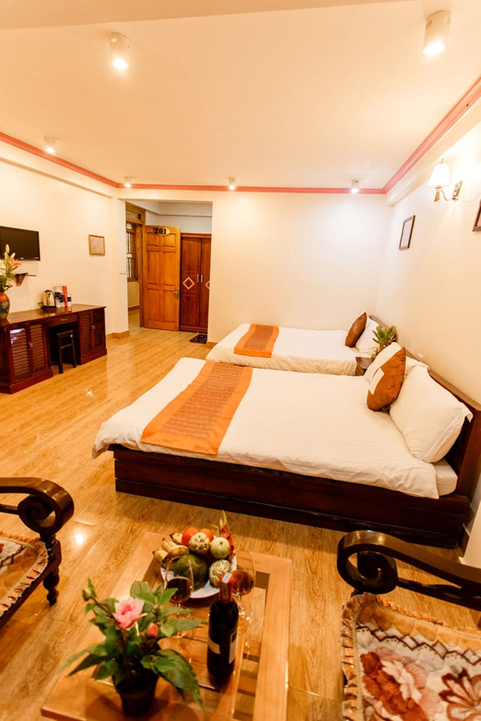 Desk, soundproofing, free WiFi, bed sheets