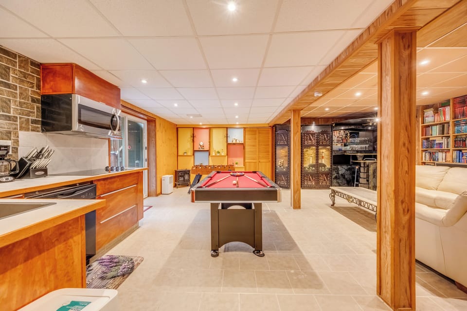 Ground floor: library, Queen sleeper sofa, bar, smart TV, kitchen, pool table