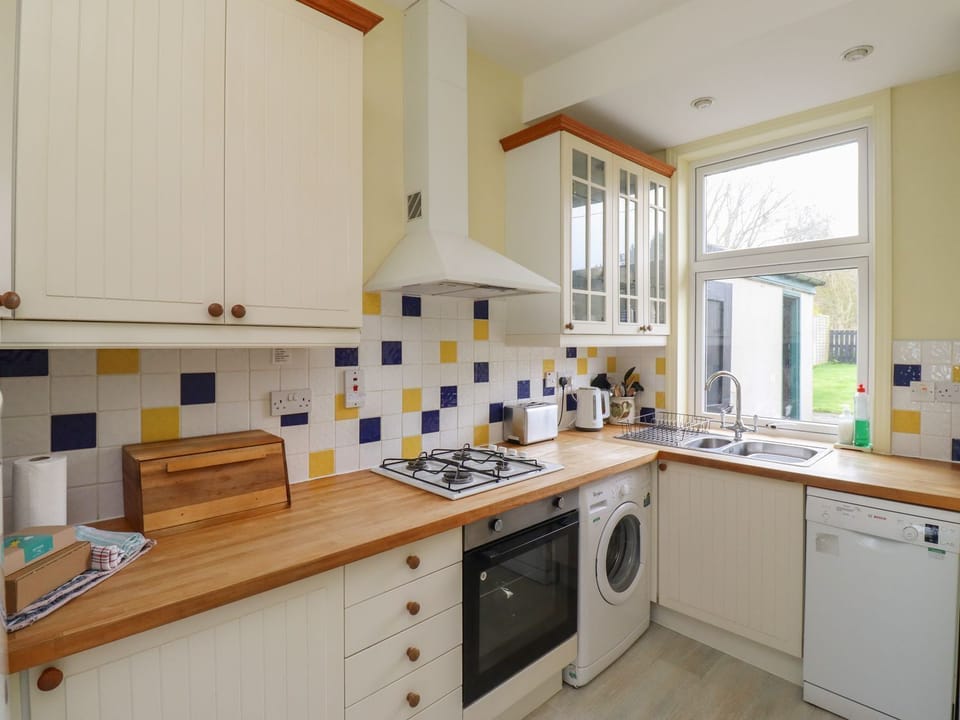 Fridge, microwave, dishwasher, cookware/dishes/utensils