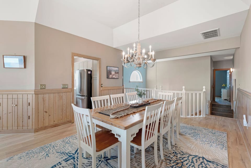 SP6B: Jolly Mon | Top Level Dining Area
